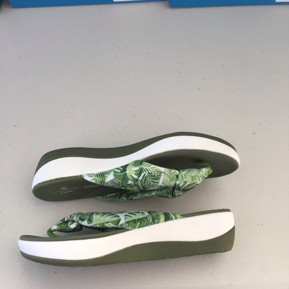 Clarks Women’s Green Tropical Print Cushioned Flip Flops - Picture 4 of 6